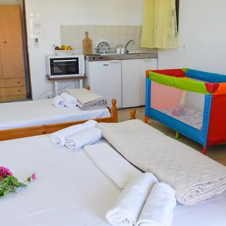 Comfy Green Studio/just 150m To The Beach 아파트 피니코운타