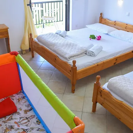 Apartment Comfy Green Studio/just 150m To The Beach Finikounta
